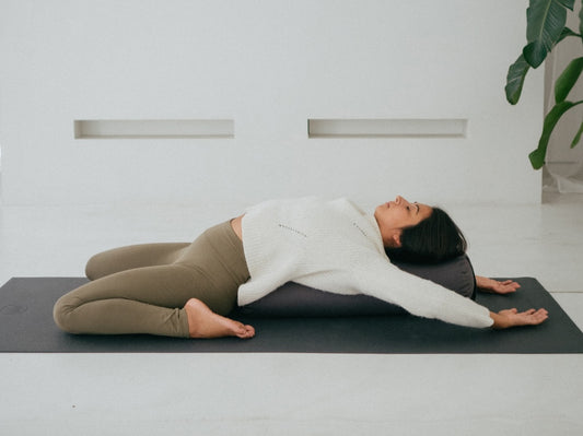 Yin-Yoga im Herbst: Element Metall - Frau im sitzenden Twist zu sehen